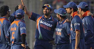 Kohli, Gambhir guide India into tri-series final